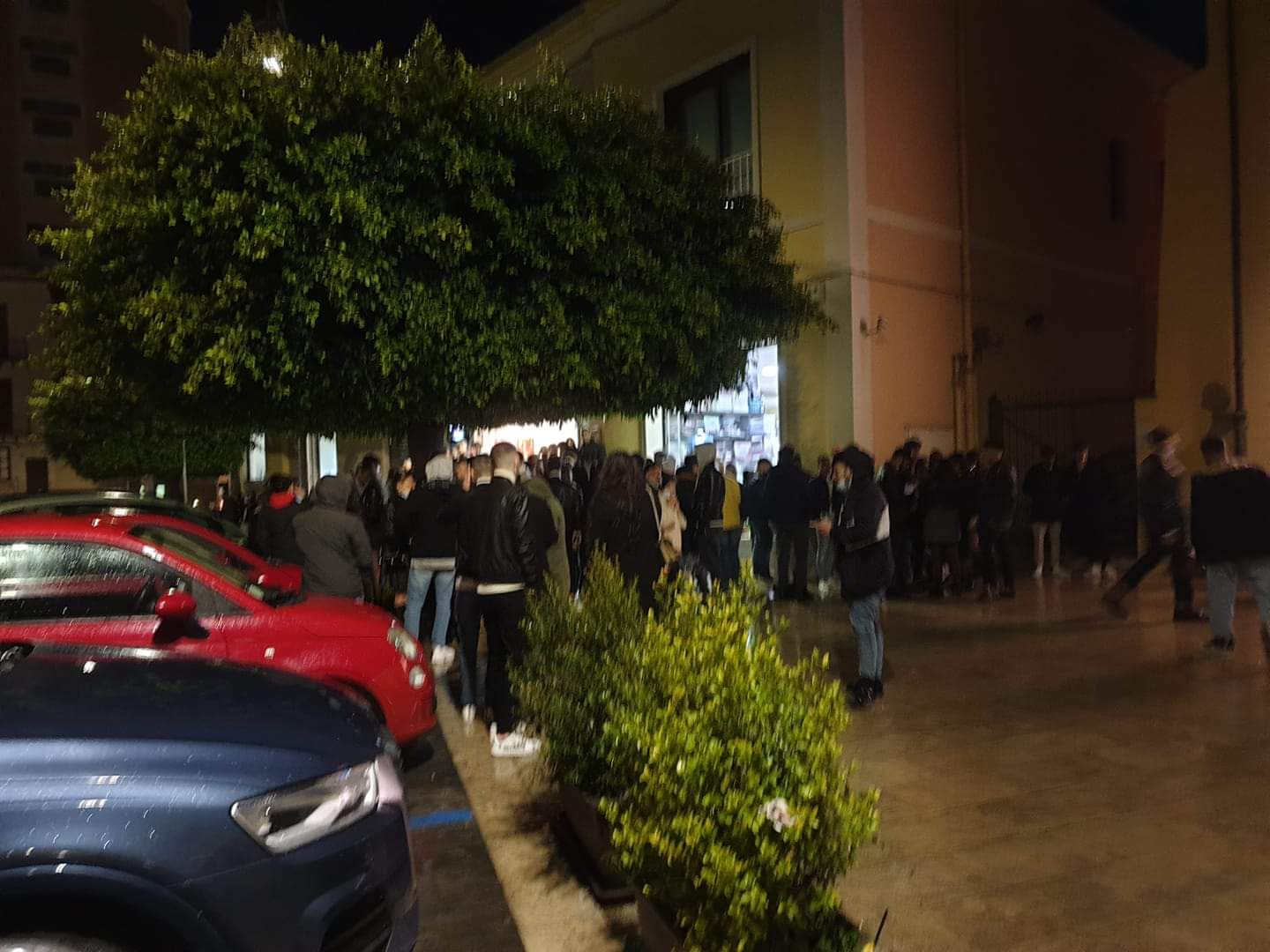 Ancora assembramenti in piazza Rossi e c'è chi non gradisce le foto