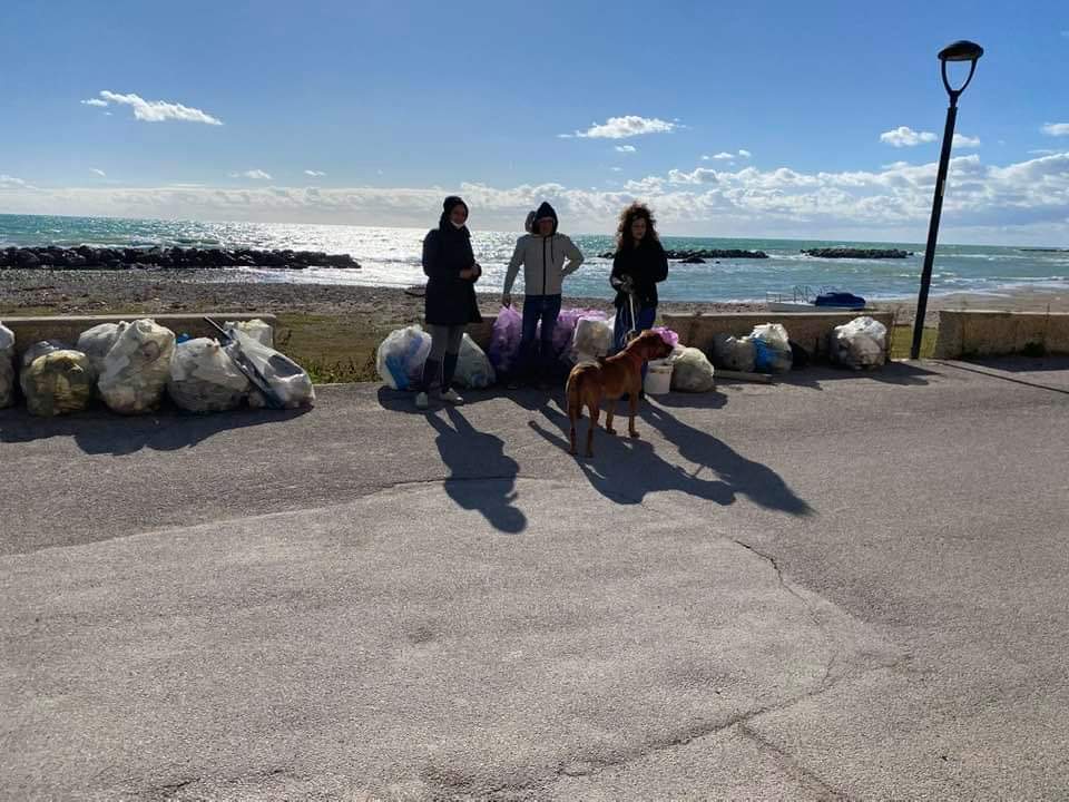 C'è chi sporca e chi pulisce, famiglia di Sciacca raccoglie la plastica dalla spiaggia che ama