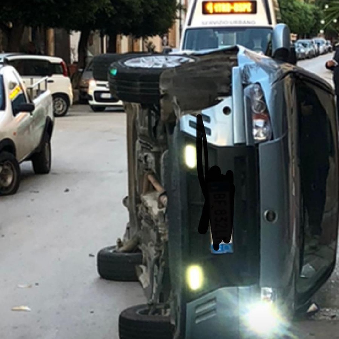Un'auto si ribalta nella via Incisa a Sciacca, nessun ferito