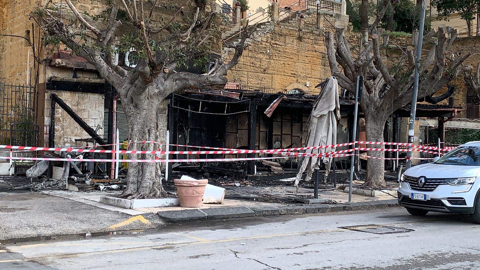 Notte di fuoco al Viale della Vittoria, brucia l'esterno del Gran Cafè Nobel