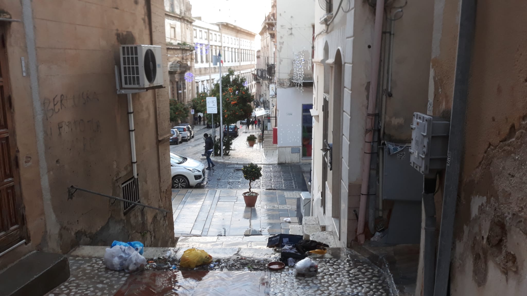 Rifiuti abbandonati in centro storico a Sciacca, stesso fenomeno ad Agrigento ma oggi sono scattate le multe