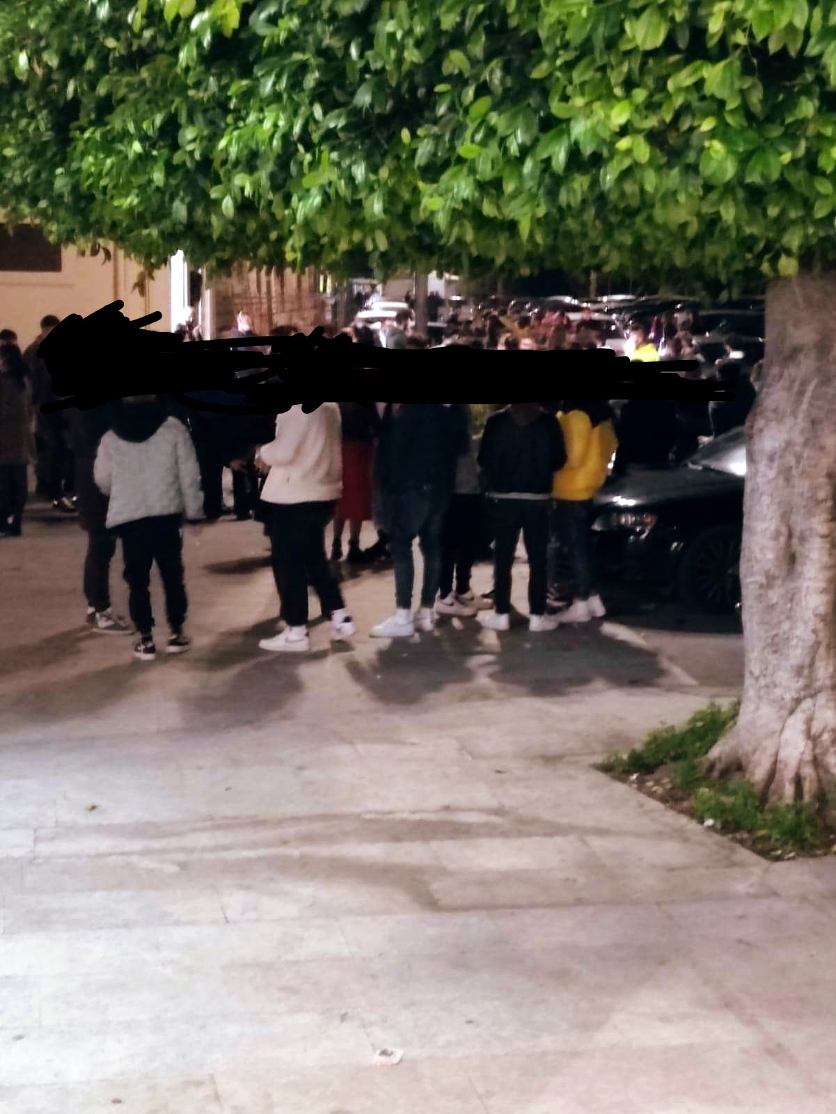 Assembramenti in piazza Rossi anche stasera a Sciacca, le foto scatenano il dibattito social