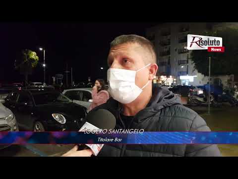 Anche stasera assembramenti in piazza Rossi, ragazzi in fuga alla vista delle telecamere di Risoluto.it (Video)