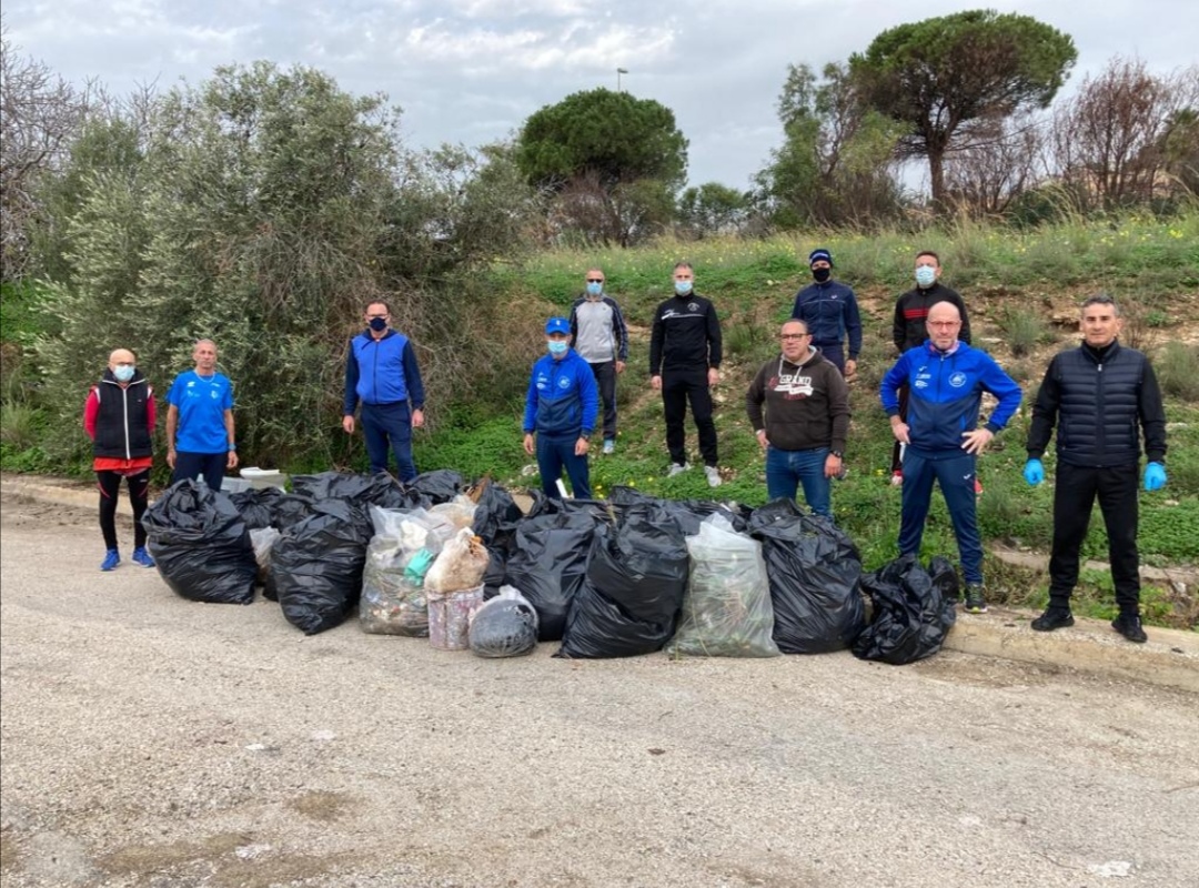 Sciacca, "Riprendiamoci il circuito della sitas", gruppo di sportivi locale ripulisce la zona dalla spazzatura