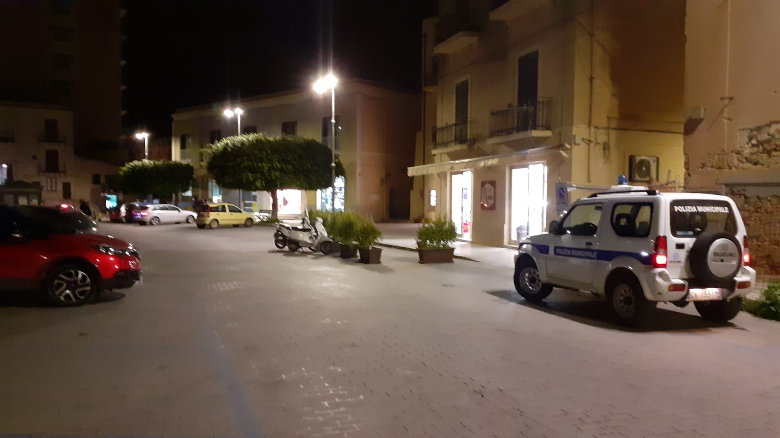 Presidio della polizia municipale in piazza Rossi a Sciacca per evitare gli assembramenti