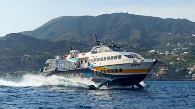 Onda anomala rompe il finestrino e allaga l’interno dell’aliscafo, paura per i 24 passeggeri del “Calypso”
