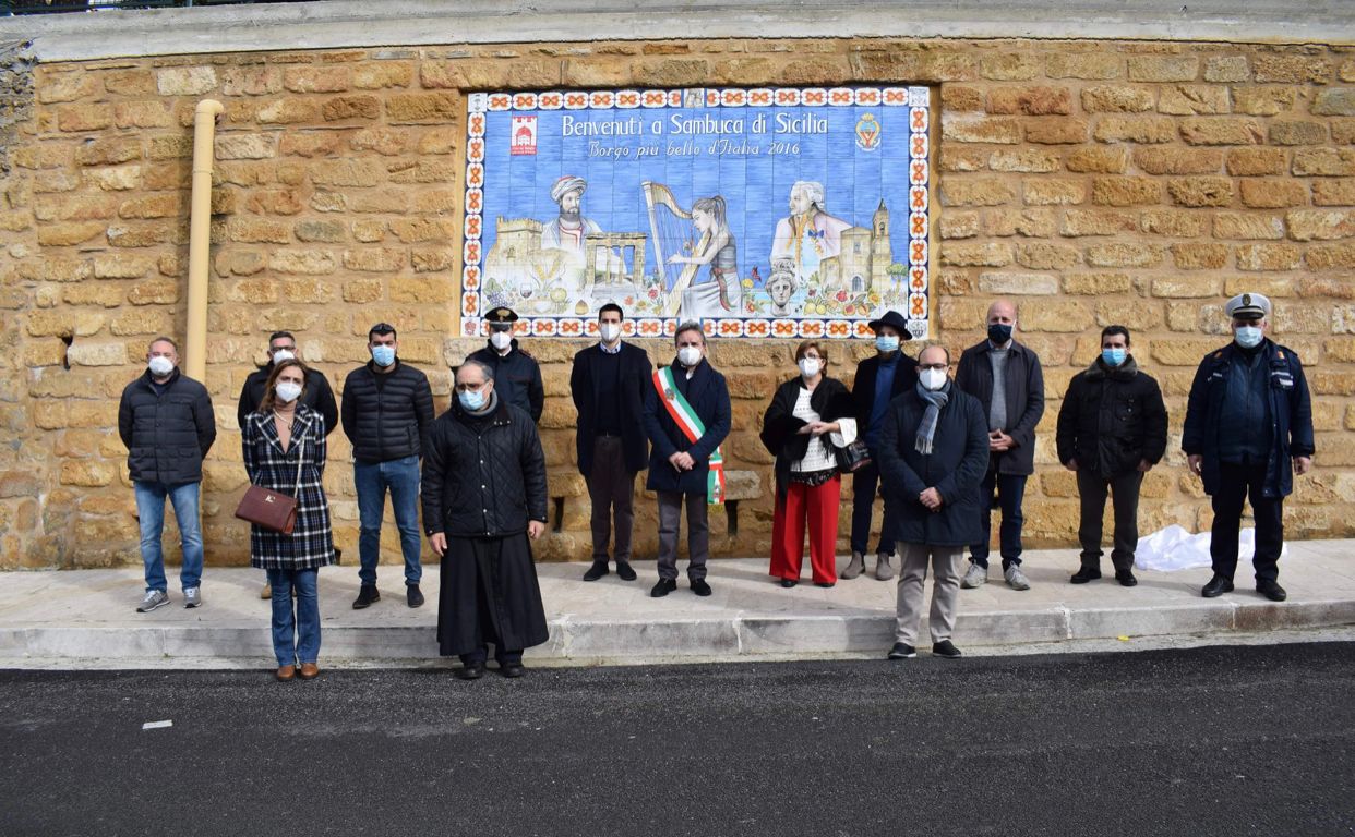 Il 53° anniversario del sisma del Belice, inaugurato oggi a Sambuca pannello in ceramica del maestro Lorenzo Maniscalco