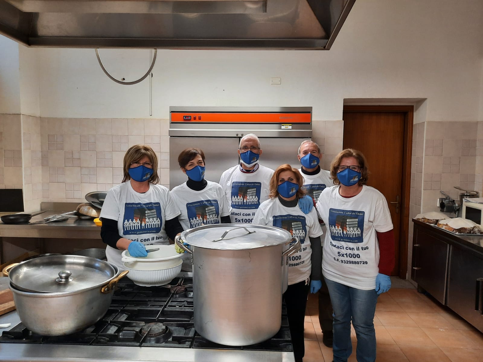 L'associazione "Gens Nova" offre e serve la cena stasera alla Mensa della Solidarietà di Sciacca