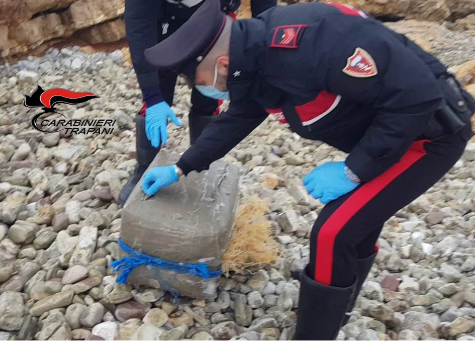Droga sulla spiaggia, a Pizzolungo 33 chili di hashish