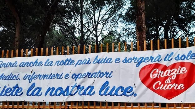 Striscione anonimo sulla cancellata del Centro Covid di Partinico, un grazie ai sanitari