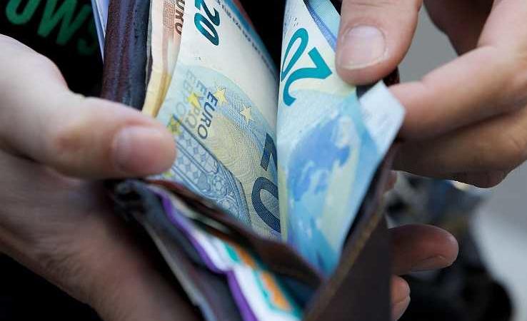 Trova portafoglio con quasi 500 euro vicino al bancomat, lo consegna alla polizia