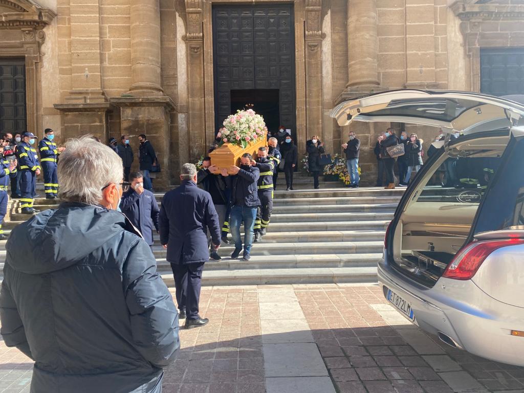 L'ultimo saluto a Valentina Chiarello, il feretro portato a spalle dai volontari dei Vigili del Fuoco in congedo