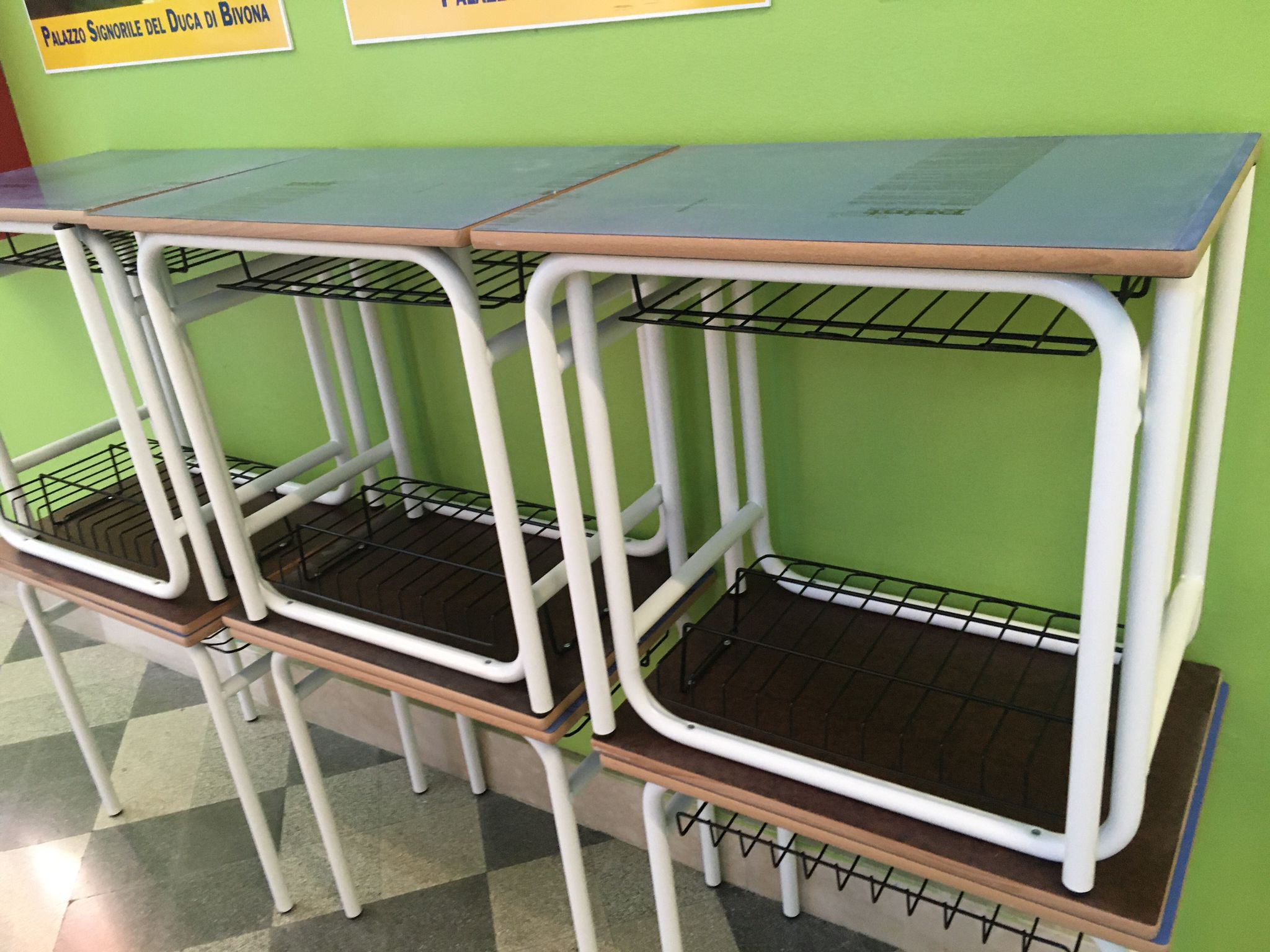 Banchi monoposto alle scuole di Ribera, consegnati questa mattina dall'assessore Augello