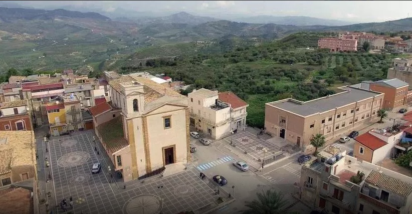 A Calamonaci il sindaco Spinelli fa sanificare scuole, negozi di generi alimentari e panifici