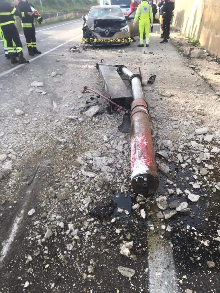 Chiusa al traffico la Fondovalle a Santa Margherita, danneggiato cavalcavia da un incidente stradale