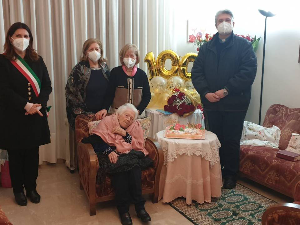 Menfi festeggia la centenaria Laura Alongi