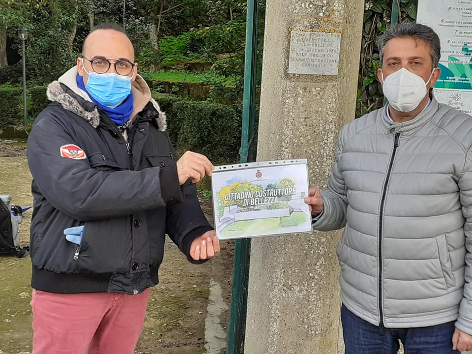 Tolgono erbacce e sterpaglia dalla villa comunale di Santa Margherita Belice e ricevono l'attestato di "Costruttori di Bellezza"