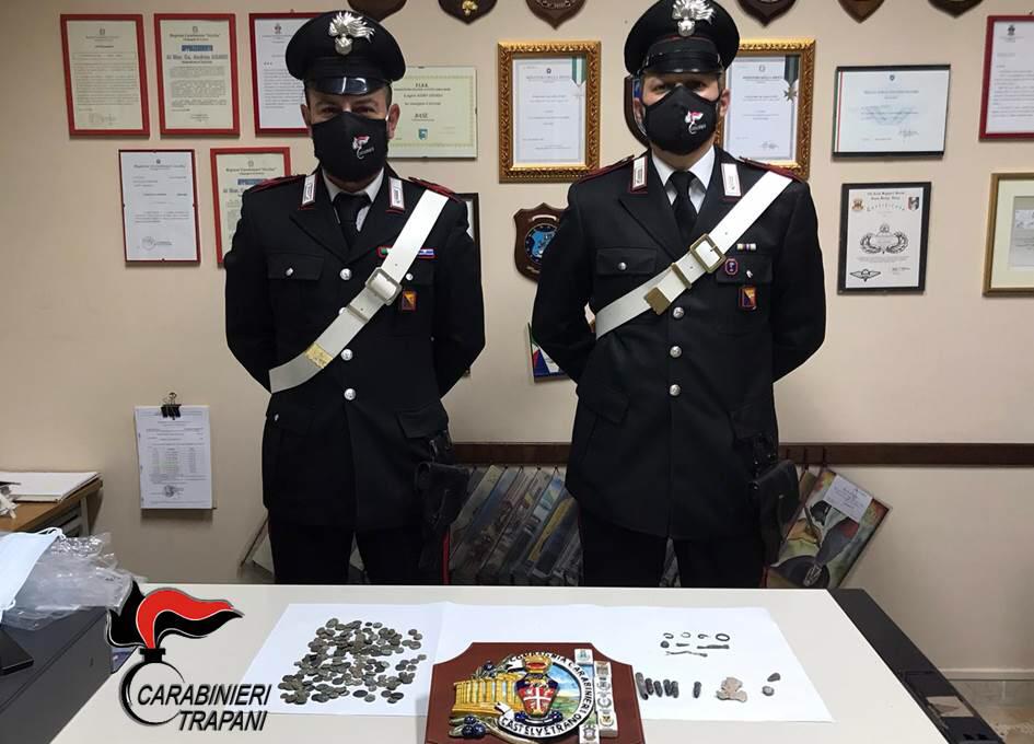 Trova reperti storici sulla spiaggia di Triscina, castelvetranese consegna tutto ai carabinieri