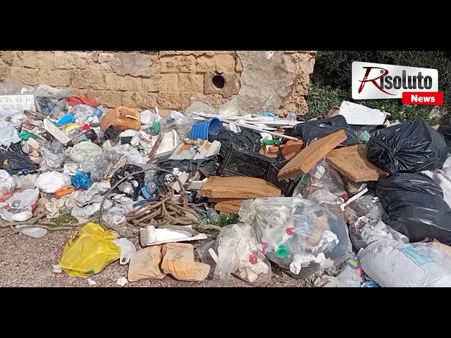 Insiste da mesi una discarica alle spalle di piazza Dogana al porto di Sciacca