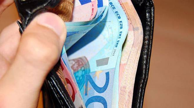Licata, trova per strada portafogli con più di mille euro e lo consegna alla polizia