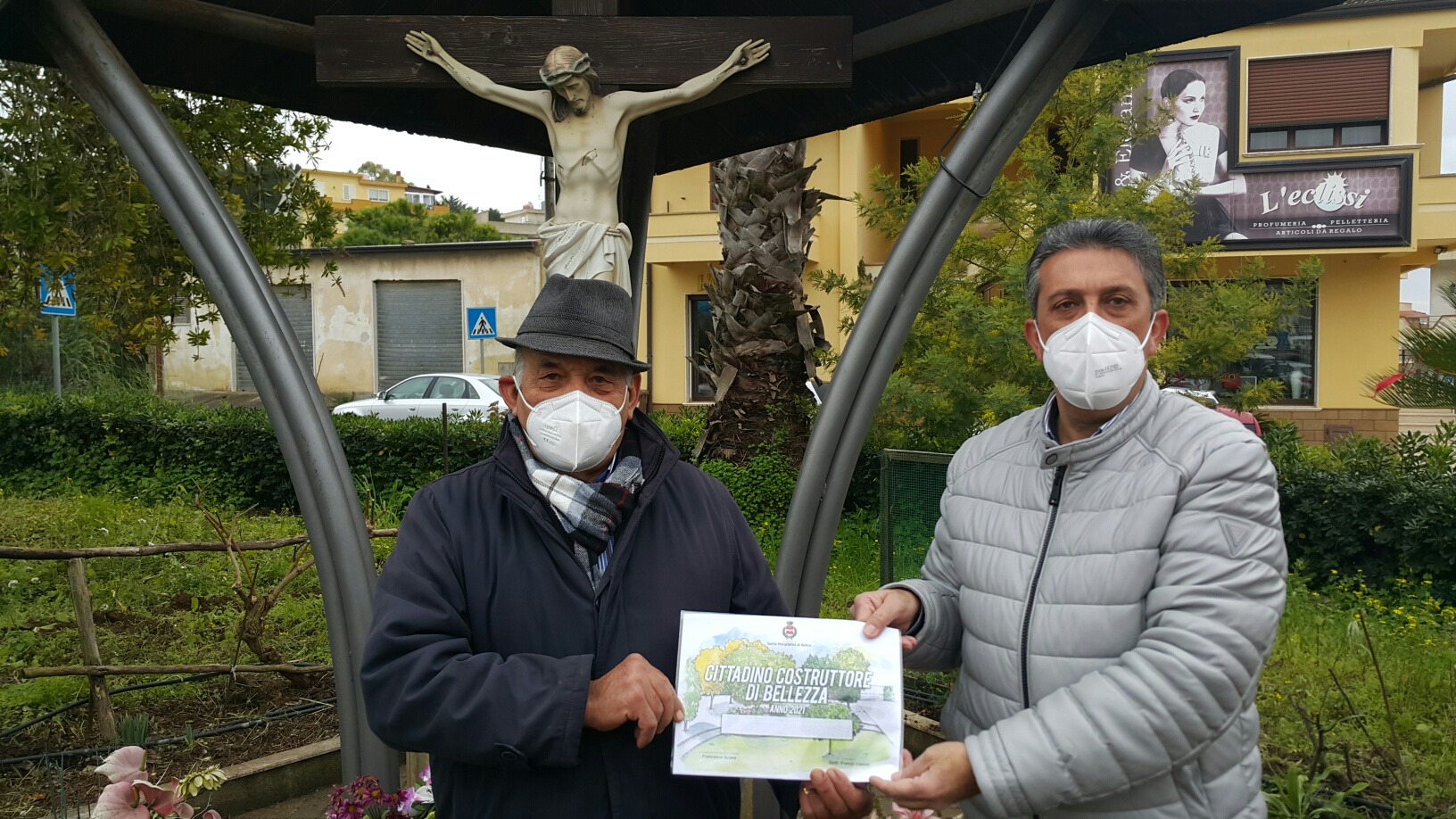 Un pensionato margheritese si prende cura di una villetta e il Comune lo premia come "Cittadino Costruttore di Bellezza"