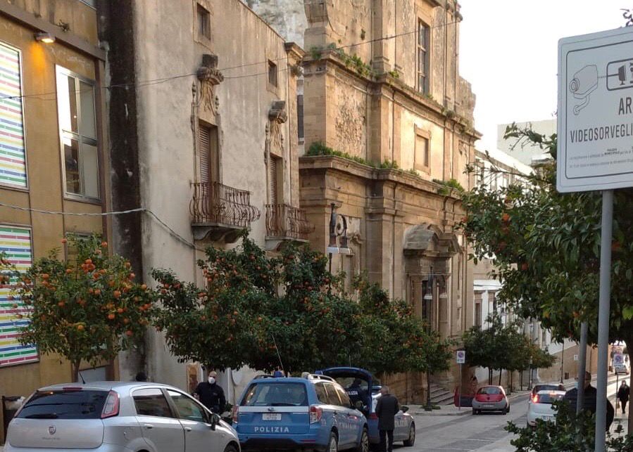Controlli anticovid della Polizia nel centro storico di Sciacca, interventi per assicurare il distanziamento