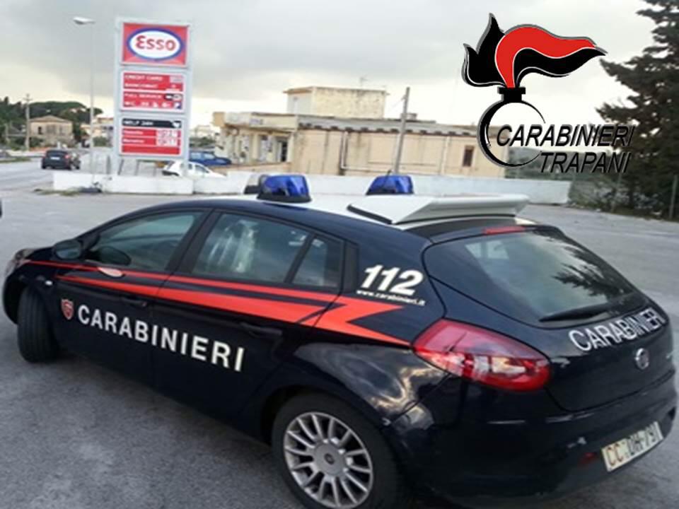 Tenta di suicidarsi con il gas, i carabinieri le salvano la vita