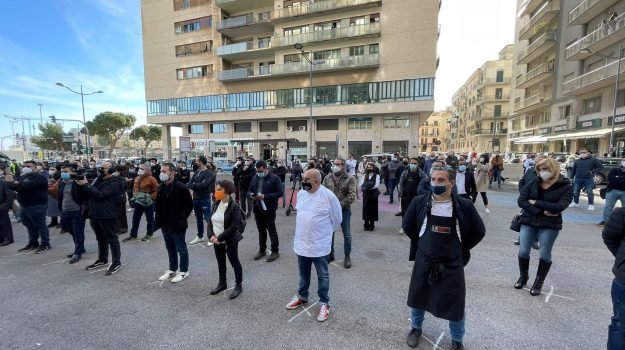 La protesta dei ristoratori  in piazza a Palermo: "Siamo stremati, per noi lockdown totale"