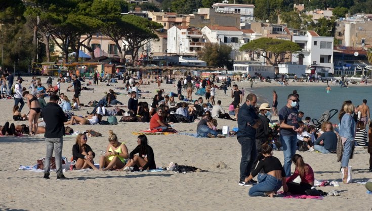 Assembramenti in Sicilia, il Codacons: " Piazze e spiagge a numero chiuso in Sicilia o denunciamo i sindaci"