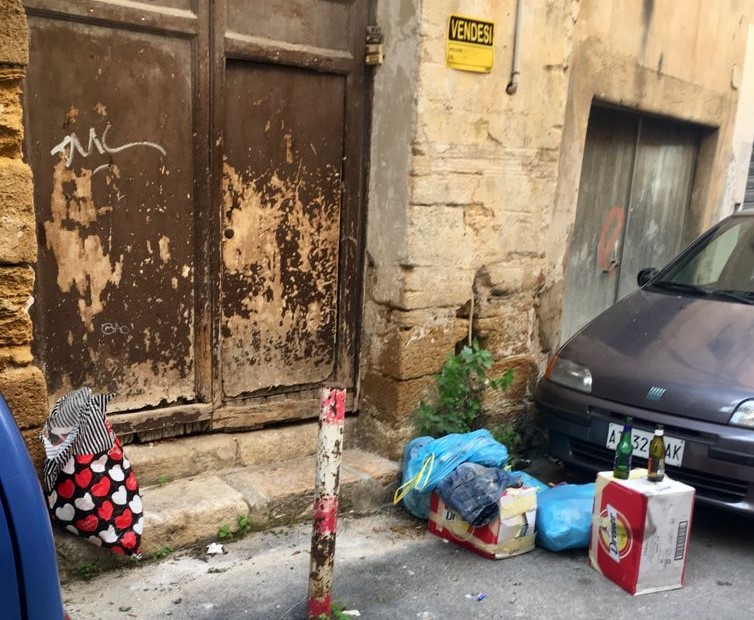 Continua a Sciacca l'abbandono di rifiuti anche in pieno centro storico