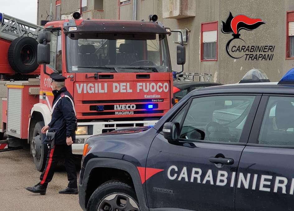Fiamme in un appartamento a Petrosino, vigili e carabinieri salvano una famiglia