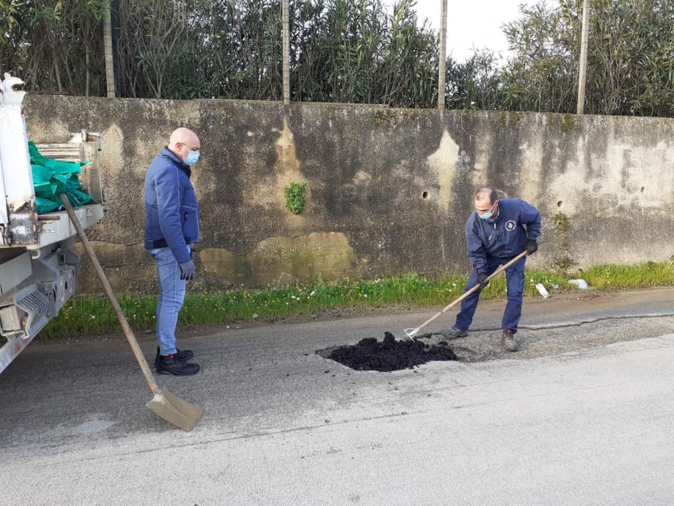 Il Comune di Santa Margherita Belice acquista 100 sacchi di asfalto a freddo per coprire tutte le buche stradali più pericolose
