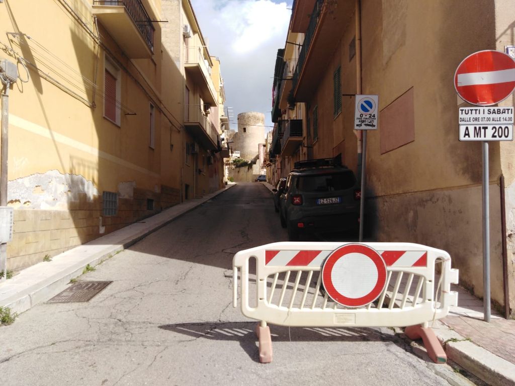 Danneggiate da vandali durante la notte e sostituite le transenne nella via Castello a Sciacca