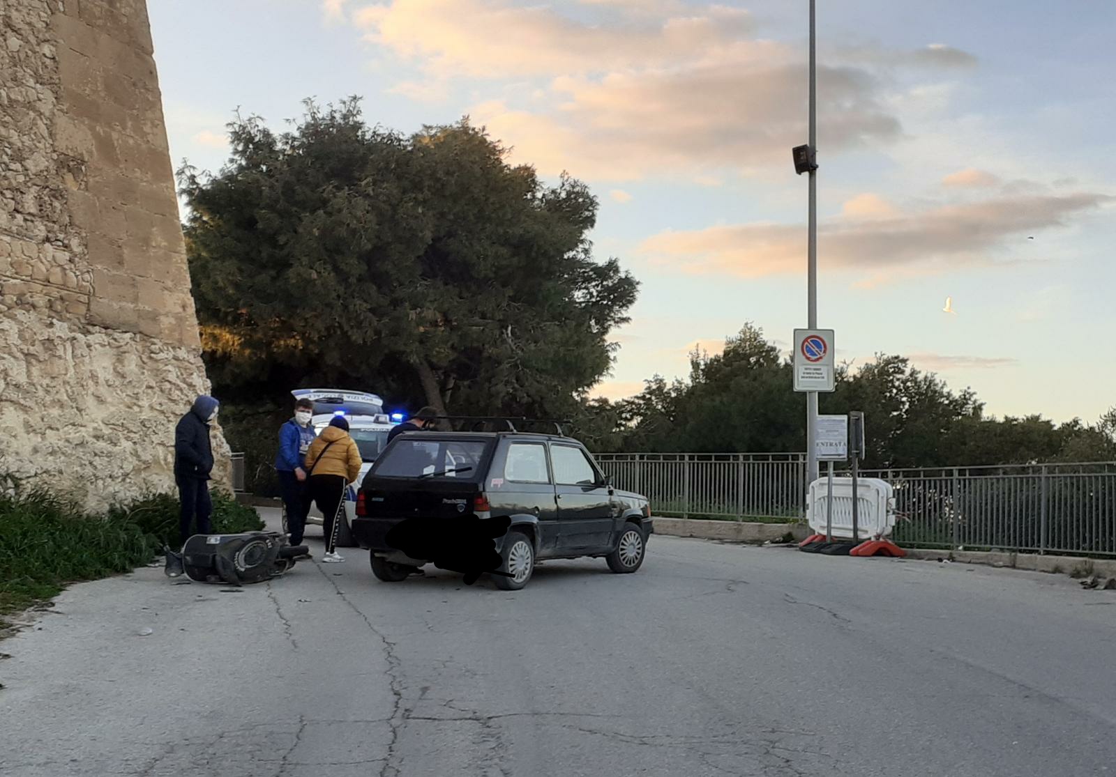 Incidente tra auto e scooter in via Macello a Sciacca, prognosi di un mese per il centauro