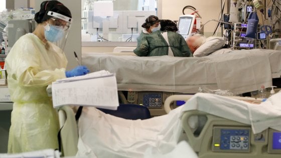 Lenta ma scende la curva dei contagi in Sicilia, meno anche i ricoveri