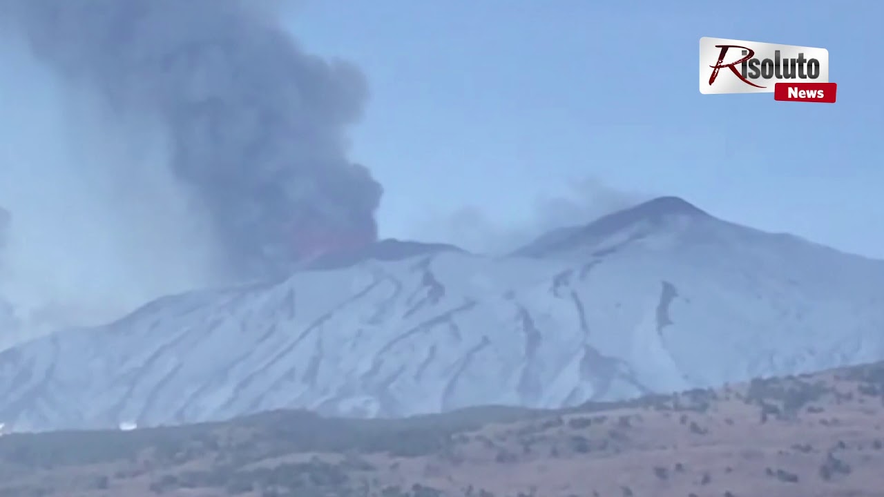 L'Etna continua ad eruttare, pioggia di cenere su Catania (Video)
