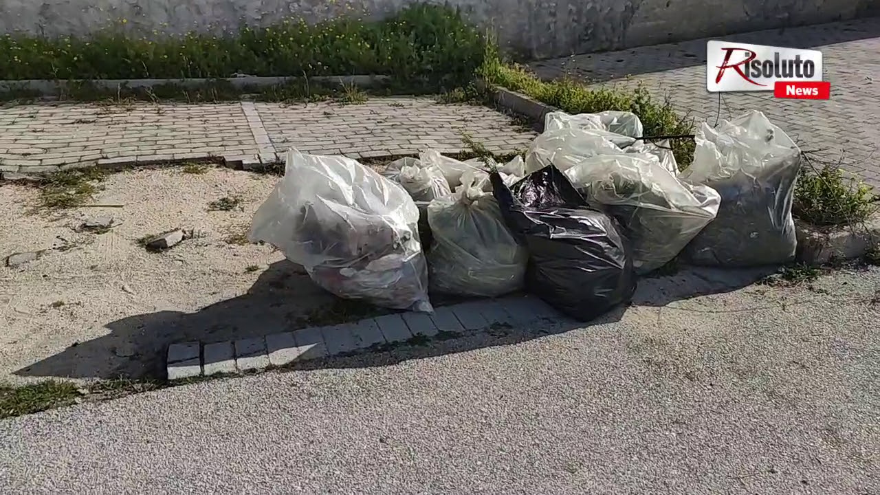 Ripulito il parcheggio Catusi dai papà dei bimbi della vicina scuola, posti dei cartelli contro gli incivili (Video)