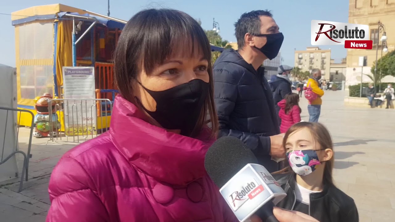Un giro alla giostra e una passeggiata in piazza, domenica mattina quasi normale a Sciacca
