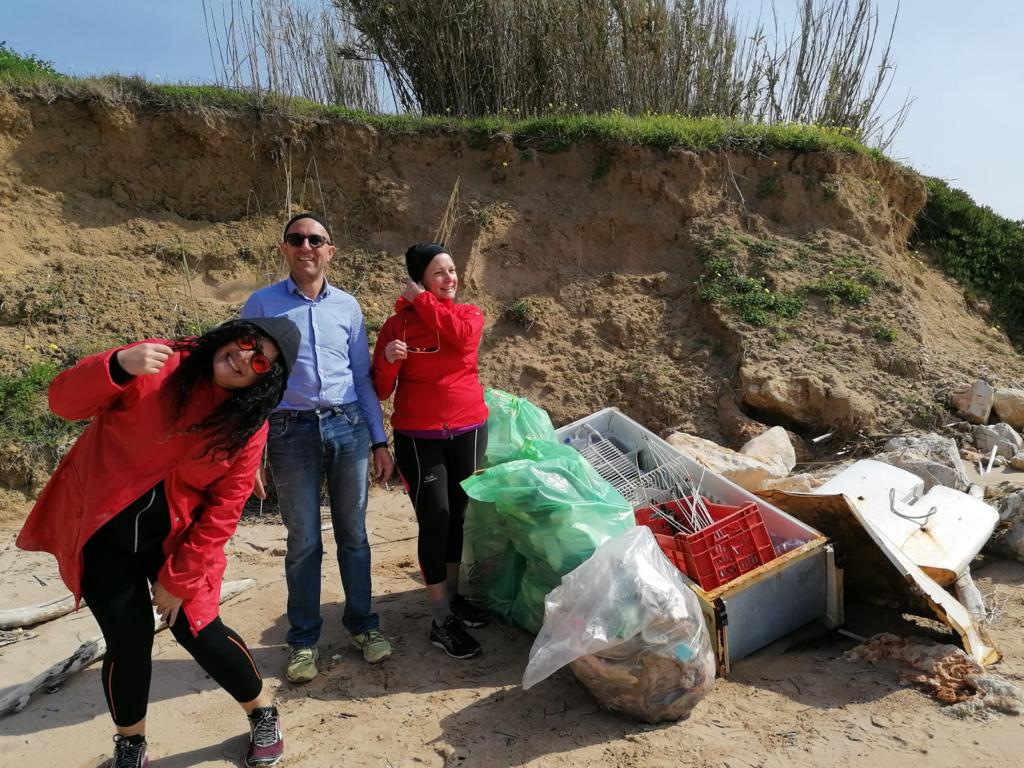 Menfi, un gruppo di amici pulisce la spiaggia (ma non è la prima volta)