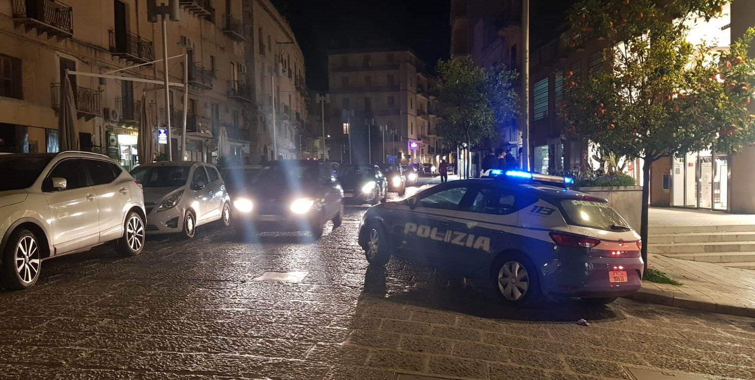 Controlli della polizia stasera nella via Licata a Sciacca