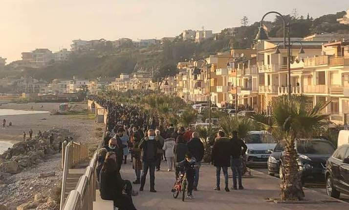 Folla anche a Seccagrande a Ribera, assembramenti sul lungomare