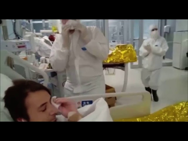 Tre mesi in coma per il Covid, catanese si risveglia e i sanitari ballano dalla gioia (Video)