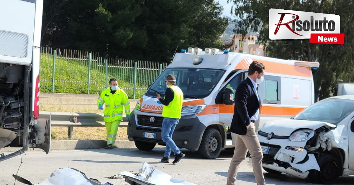Tamponamento tra auto e bus di linea nei pressi dell'ospedale a Sciacca, ferito in maniera lieve il conducente
