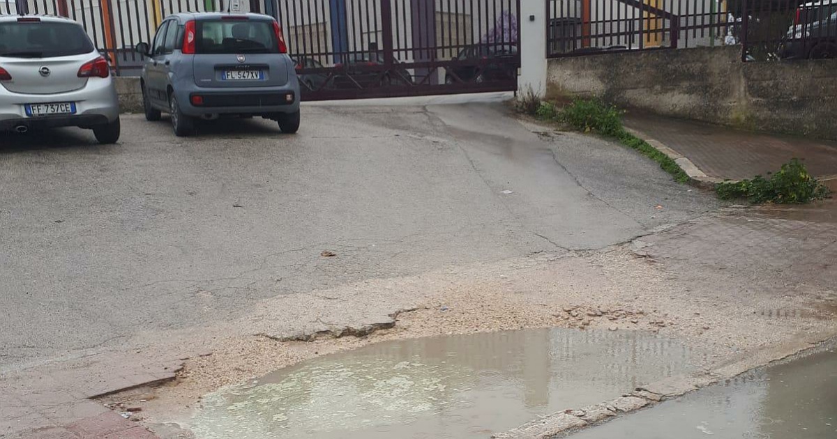 Ingresso con "piscina" in una scuola di Sciacca, ex assessore sollecita intervento