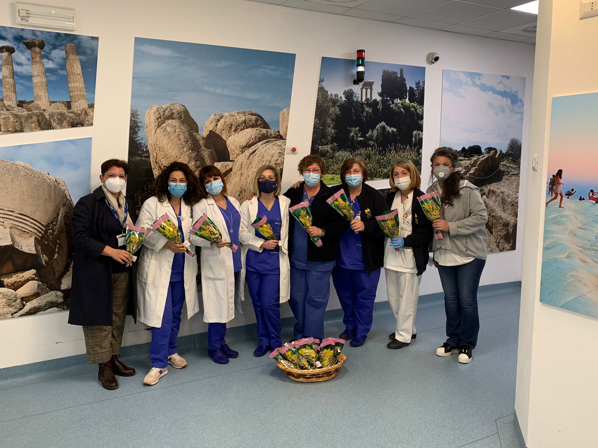I volontari Amico Onlus donano mimose alle pazienti e alle operatrici dell'oncologia del San Giovanni di Dio