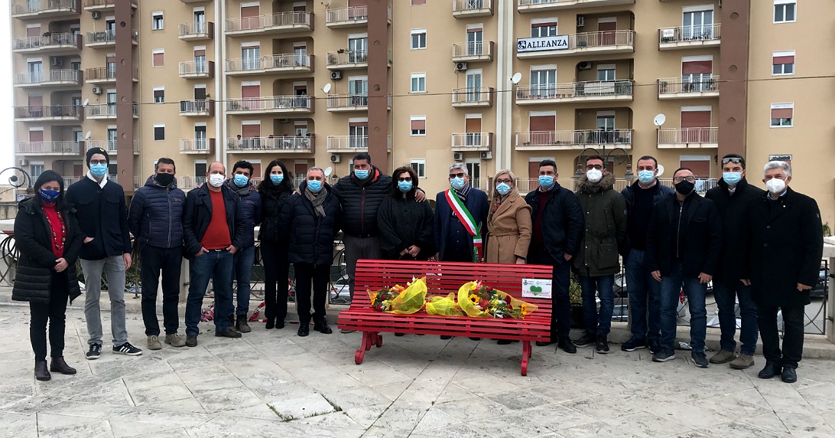 Festa della donna Ribera, collocate due panchine rosse