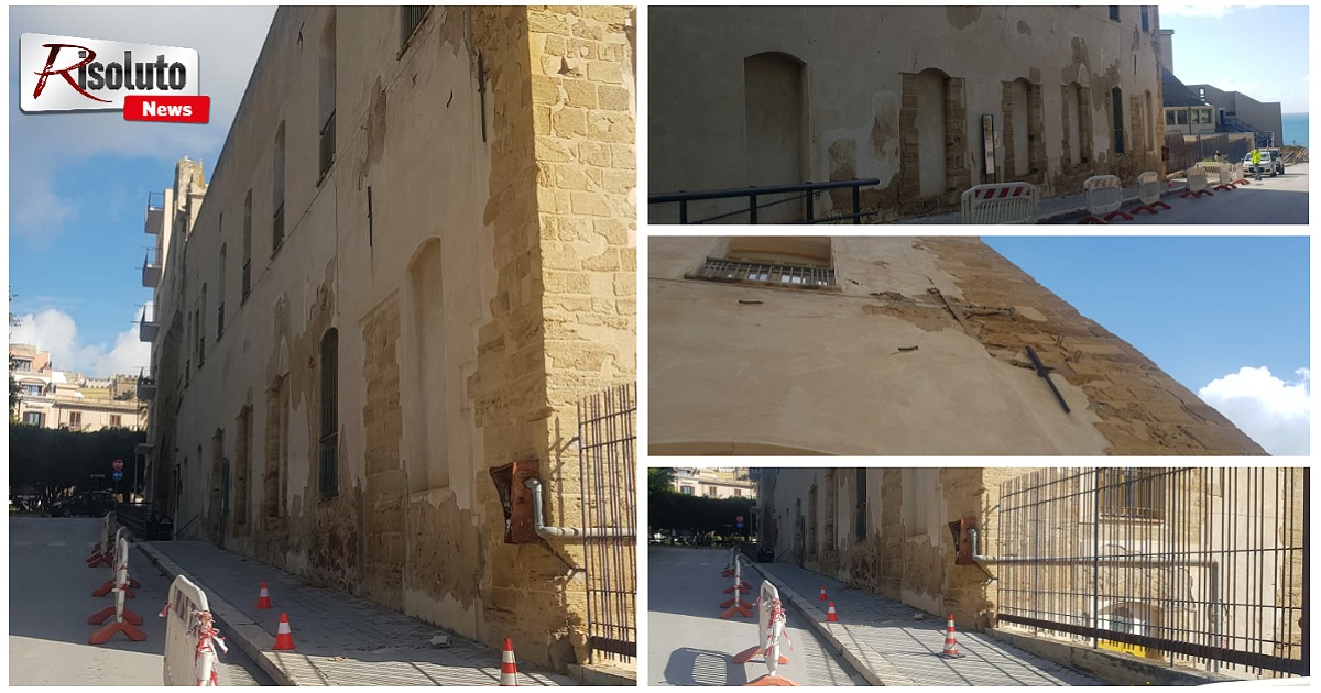 Caduta di intonaco dalla facciata dell'ex convento San Francesco a Sciacca, nuove transenne in via Agatocle