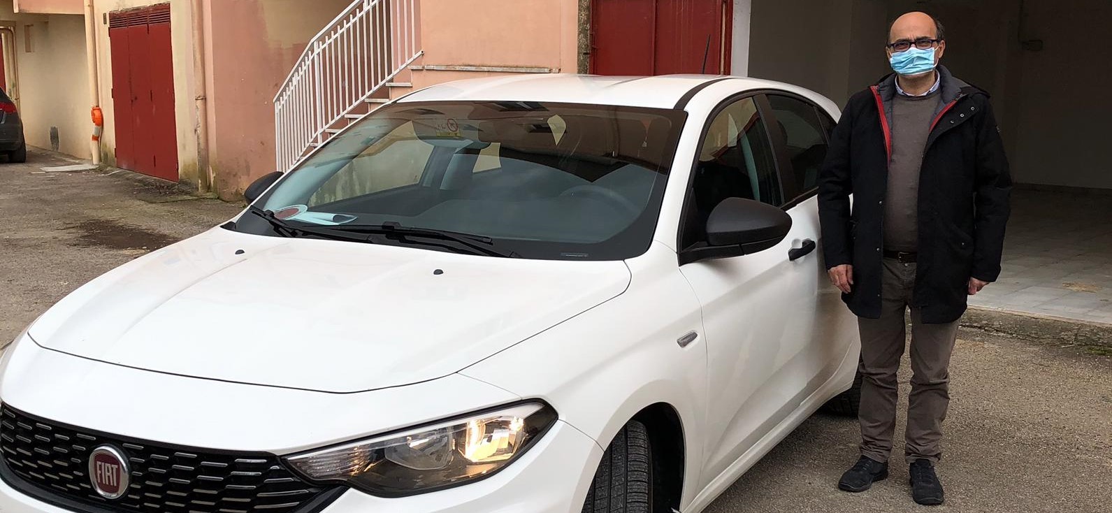 A Calamonaci anziani a fare il vaccino con l'auto messa a disposizione dal Comune per il trasferimento a Ribera e Sciacca