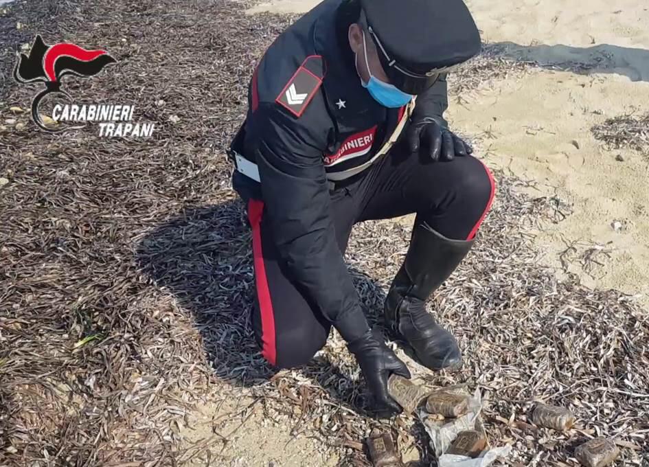 Panetti di Hashish sul Lungomare di Petrosino, intervengono i carabinieri