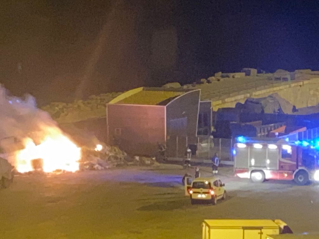 Bruciano rifiuti durante la notte al porto di Sciacca